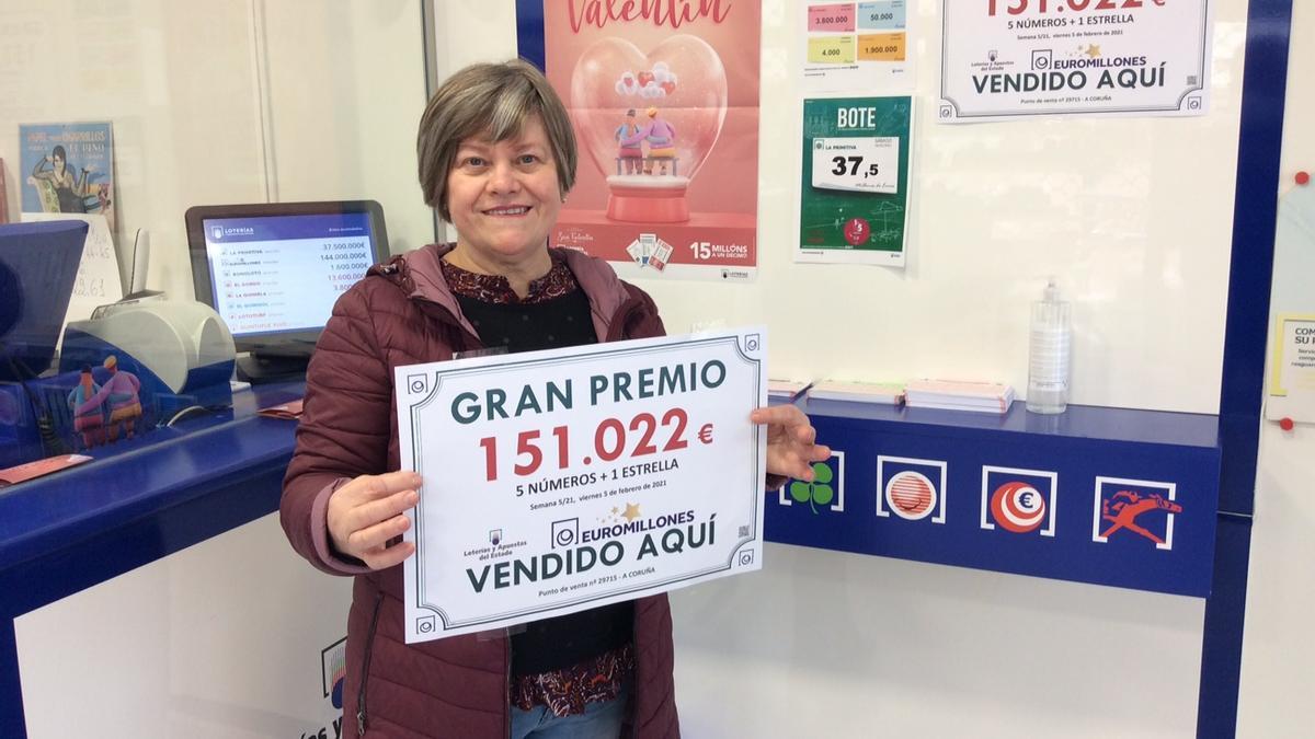 Aurora Fernández, dueña del despacho de la plaza Luis Seoane del barrio coruñés de Elviña que selló un premio de 150.000 euros en los Euromillones