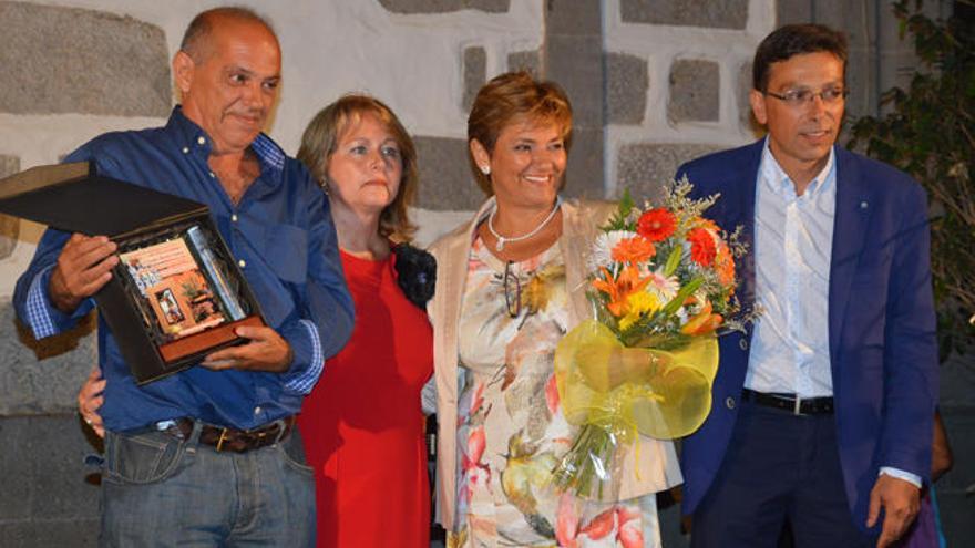 De izquierda a derecha, Miguel Monzón; María Teresa Cabrera -cronista del municipio-, Mary Monzón, pregonera de las fiestas; y el alcalde, Francisco Atta.