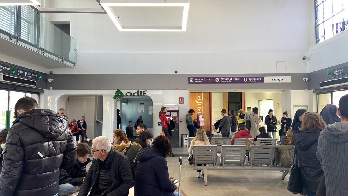 Usuarios esperando el tren retrasado en la estación de Cáceres.