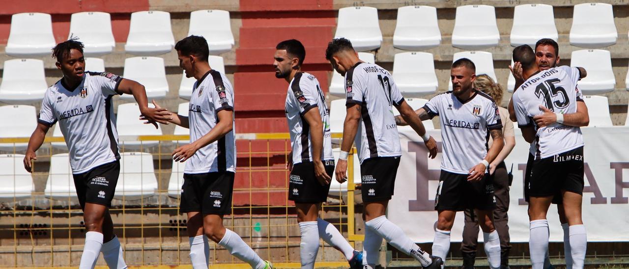 Los jugadores del Mérida celebran un gol durante un partido.