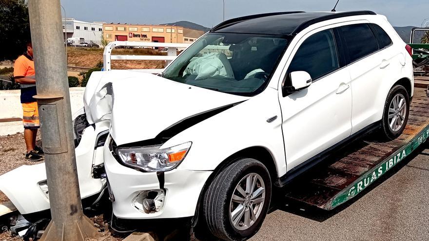 Chocan contra una farola en una rotonda de Ibiza y huyen antes de que lleguen los servicios de emergencias