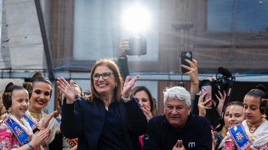 La castellonense Reyes Martí tiñe de morado el cielo de València en una mascletà de homenaje a las mujeres