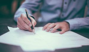 Esto es lo que debes hacer en el testamento cuando un hijo deja de hablarte