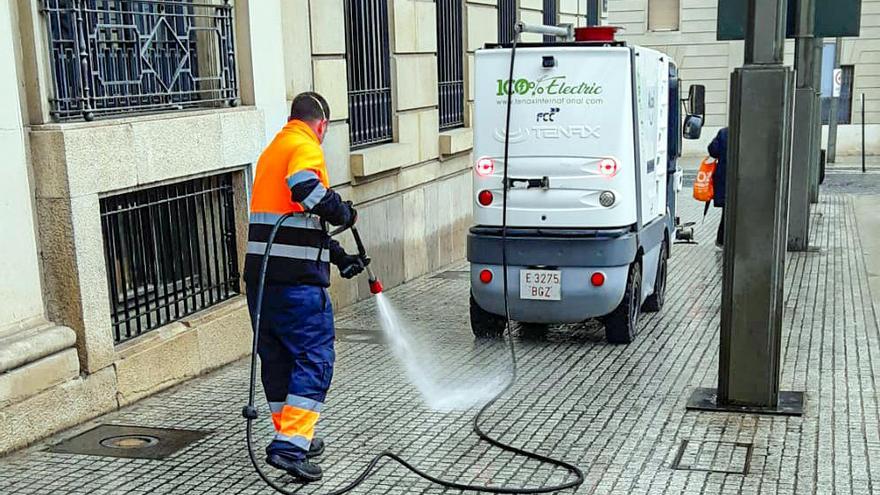 Imagen de una brigada limpiando las calles.