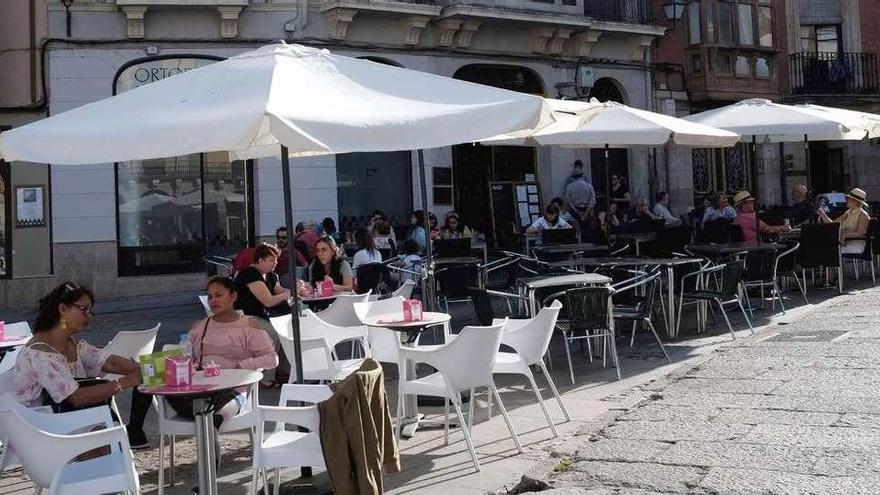 Los zamoranos, durante la jornada de ayer con altas temperaturas.