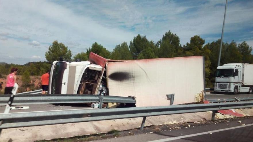 El vehículo permanece volcado en la carretera RM-15.