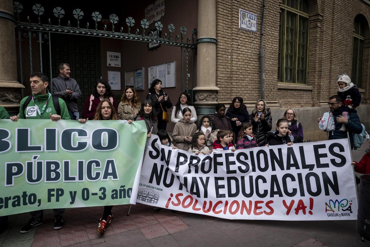 Concentración en defensa de la escuela pública en el colegio Gascón y Marín de Zaragoza, este miércoles. Concentración en defensa de la escuela pública en el colegio Gascón y Marín de Zaragoza, este miércoles.