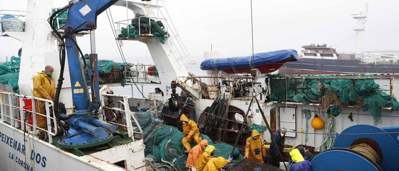 Tripulantes del primer barco totalmente inmunizado, de Vigo.