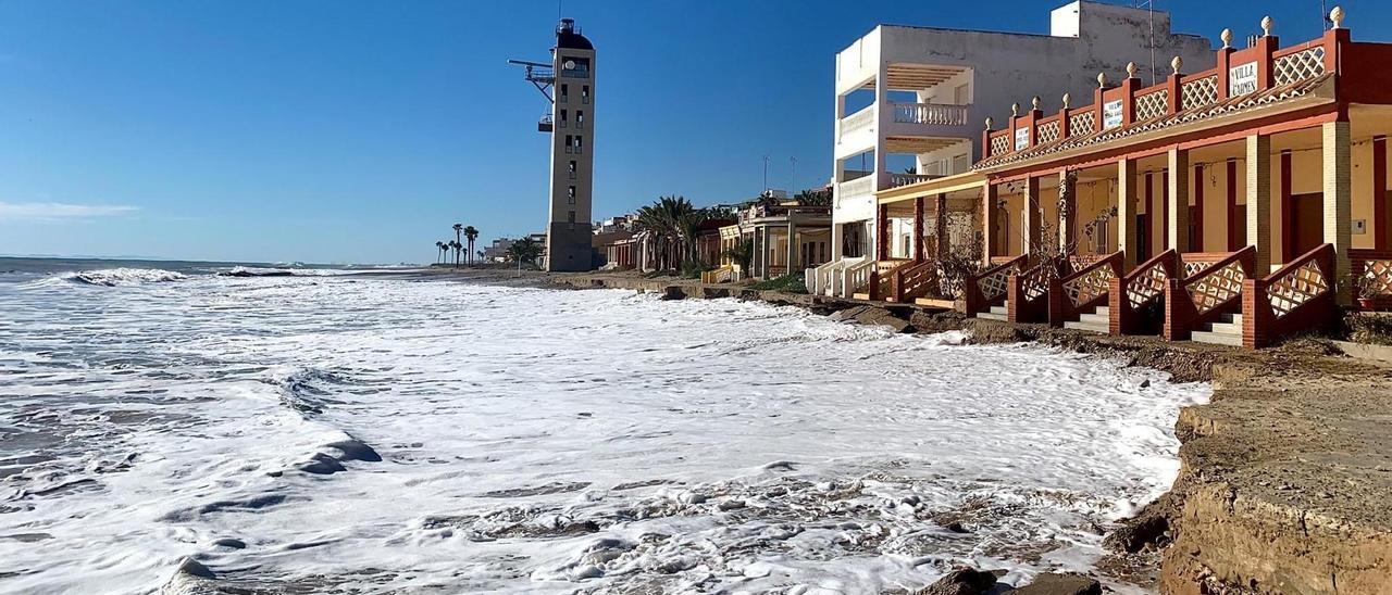 Estado que presentaba un tramo de la playa Bovalar de Nules, en la que las olas impactan sobre los fundamentos de las viviendas.