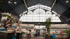 El Mercat Torner de Badalona, uno de los que más paradas cerradas tiene en la provincia de Barcelona.