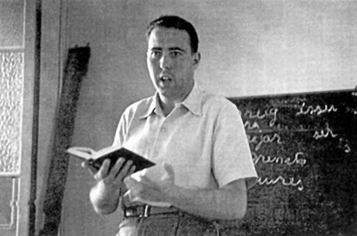 Joan Triadú fa classes d’estiu de català a Cantonigròs. Joan Triadú fa classes d’estiu de català a Cantonigròs.