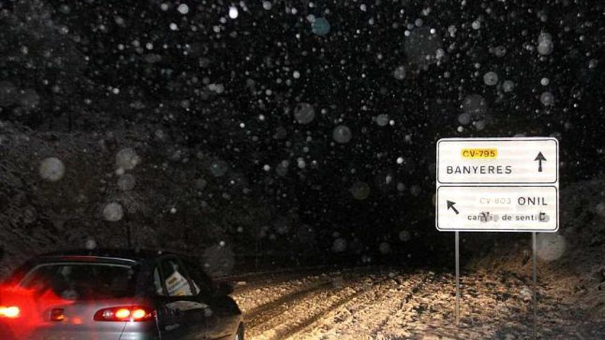 Estado que presentaba anoche la carretera que une Alcoy y Banyeres