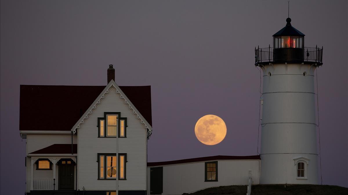 Superluna rosa tras el faro del Cape Neddick, en York (Estados Unidos), este lunes.