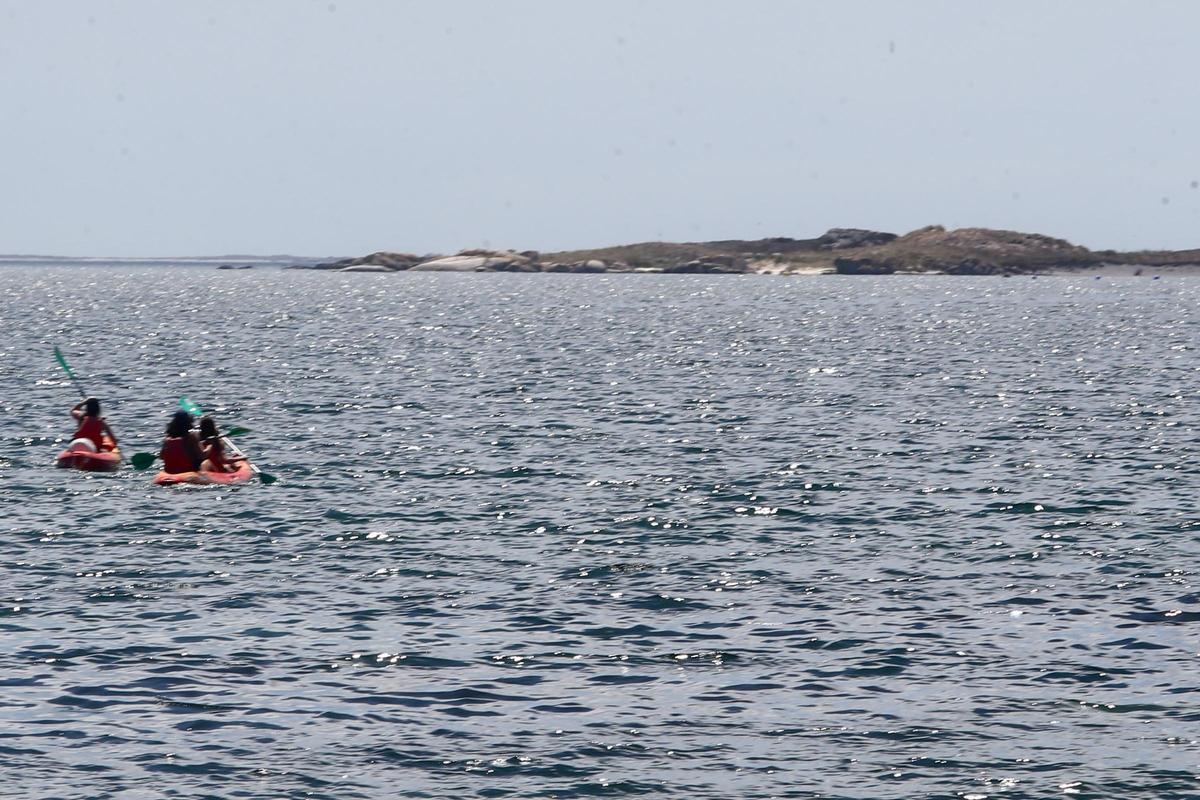 Dos kayaks camino de Areoso el pasado verano.