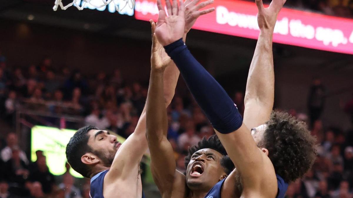 Aldama intenta evitar el tiro de David Roddy en el encuentro de anoche ante los Utah Jazz