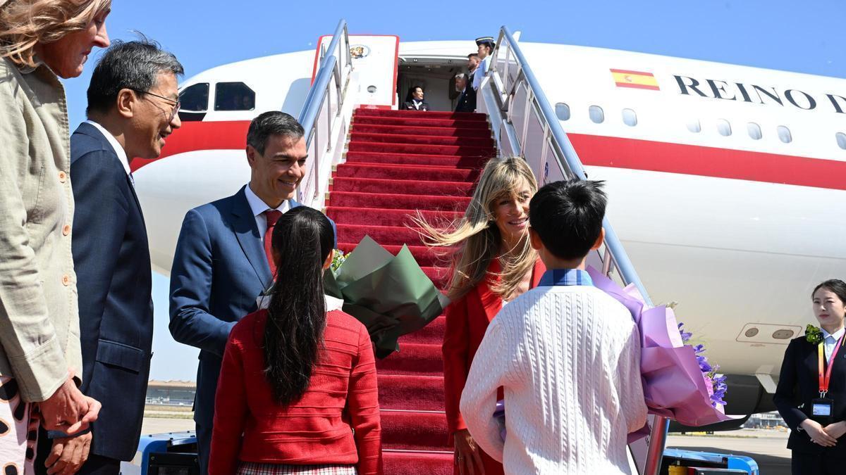 El president espanyol, Pedro Sánchez, i la seva dona, Begoña Gómez, a la seva arribada a Beijing