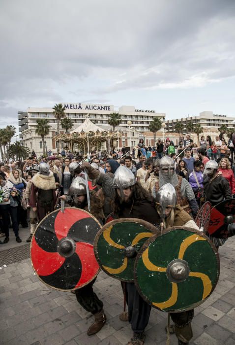 Los vikingos llegaron en barco al Postiguet y recorrieron el centro de la ciudad repartiendo entradas