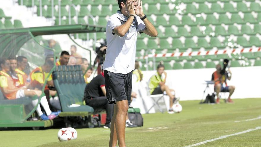 El segundo entrenador del Baleares, Carlos Cura, da instrucciones a los suyos, en ausencia de De la Morena, sancionado en las gradas.