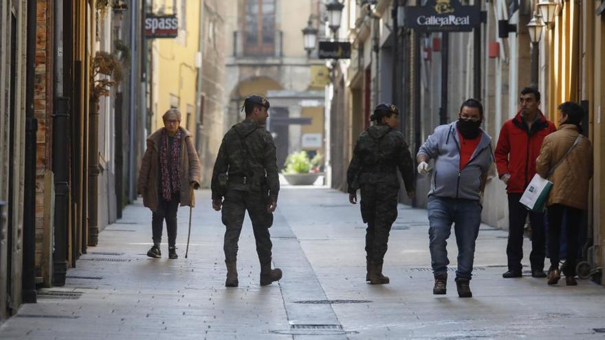 Militares en la calle Alfonso VII de Avilés