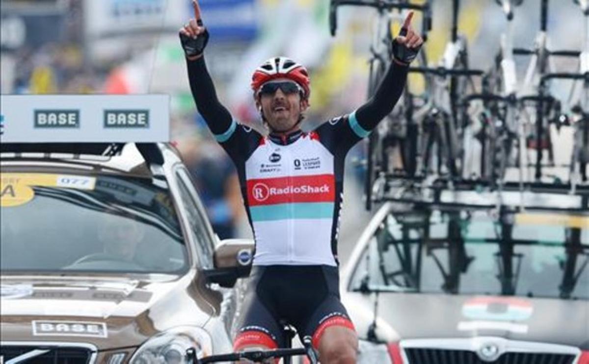 Fabian Cancellara aixeca els braços al guanyar el Tour de Flandes dels 100 anys.