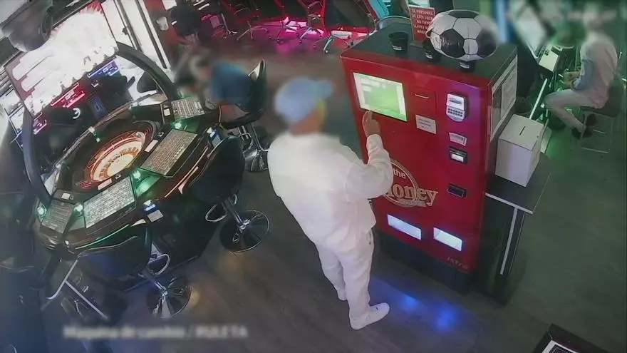 La Guardia Civil detiene a un grupo de ladrones de máquinas tragaperras.mp4