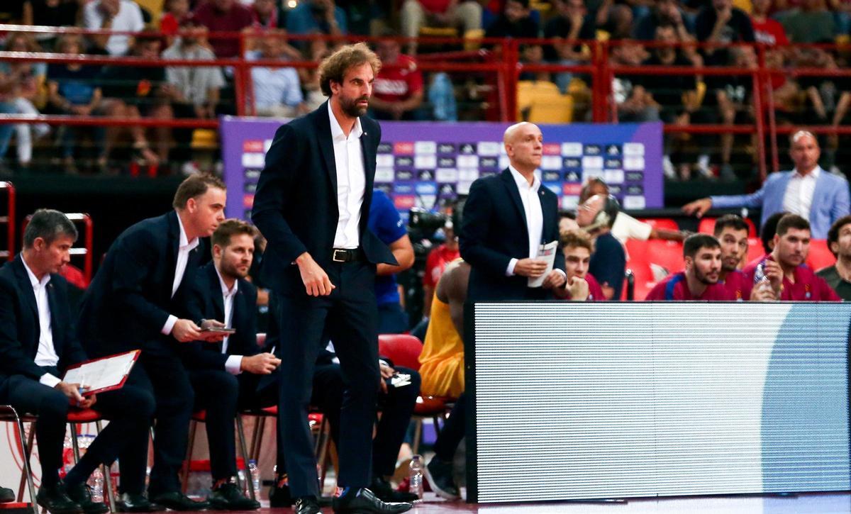 Roger Grimau y su cuerpo técnico, durante un encuentro de Euroliga