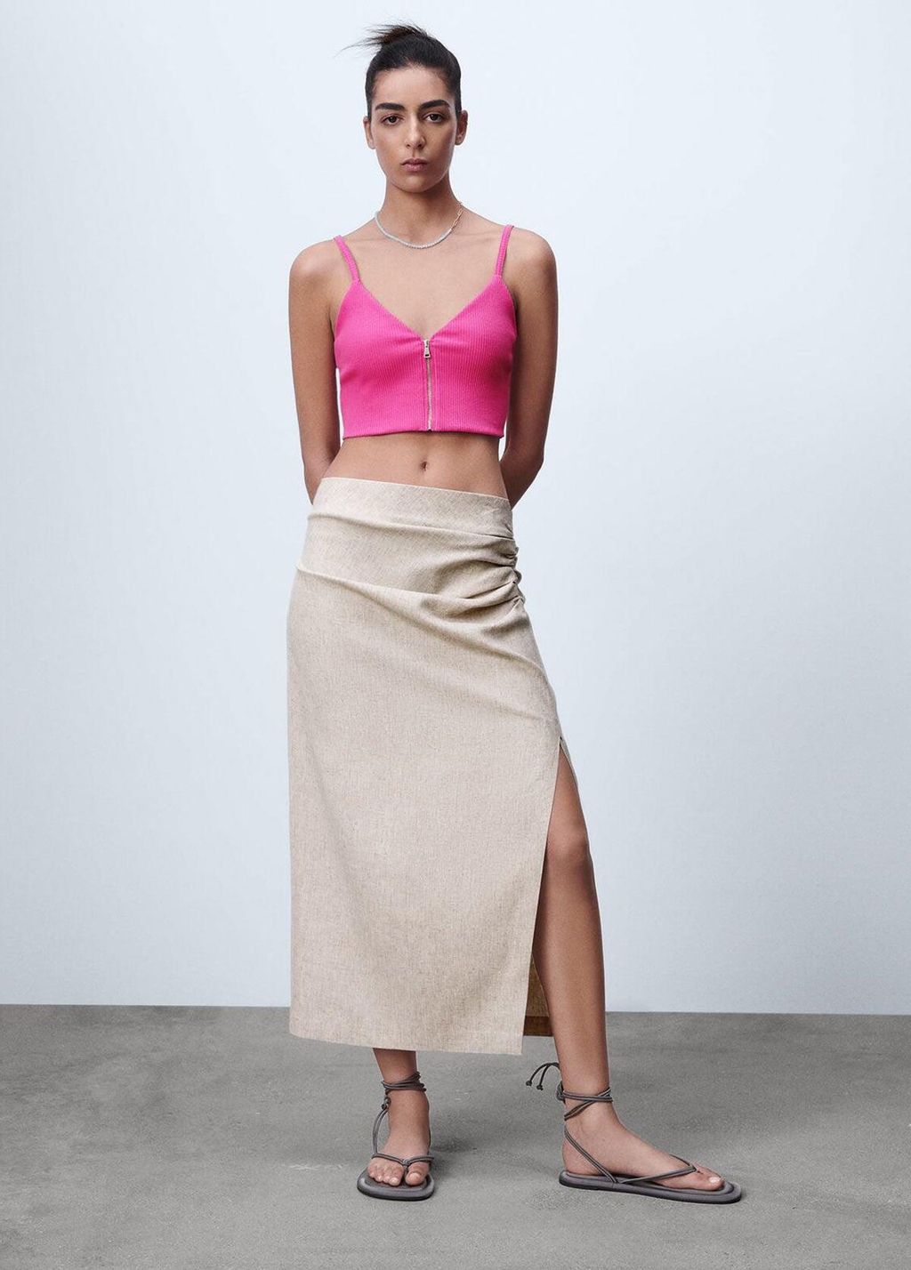 Modelo de Zara con top fucsia