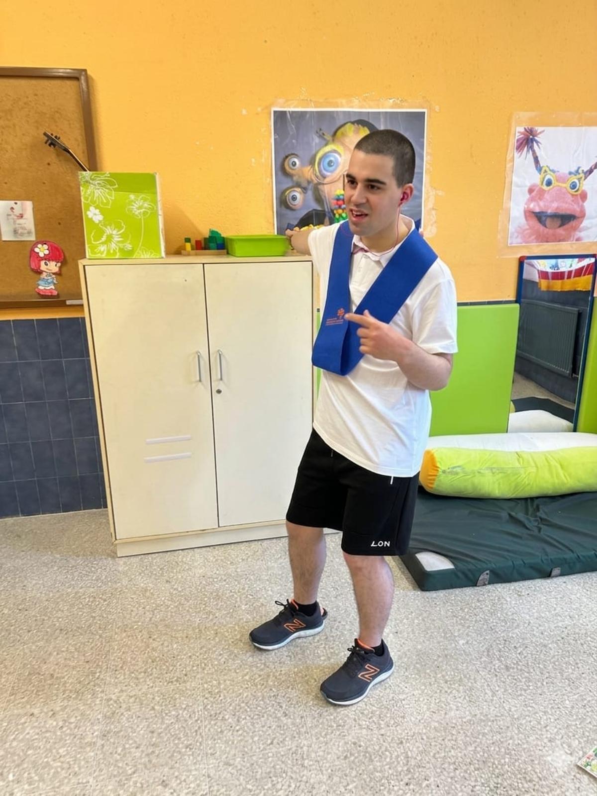 Óscar Satoveña el día de su graduación en el Colegio de Educación Especial a los 21 años de edad