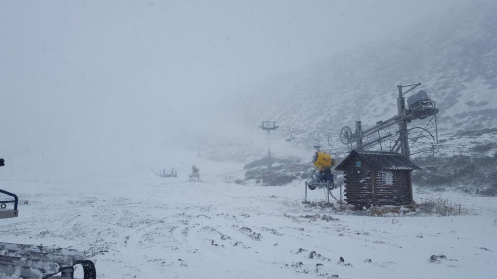 Nieve en la estación de esquí de San Isidro