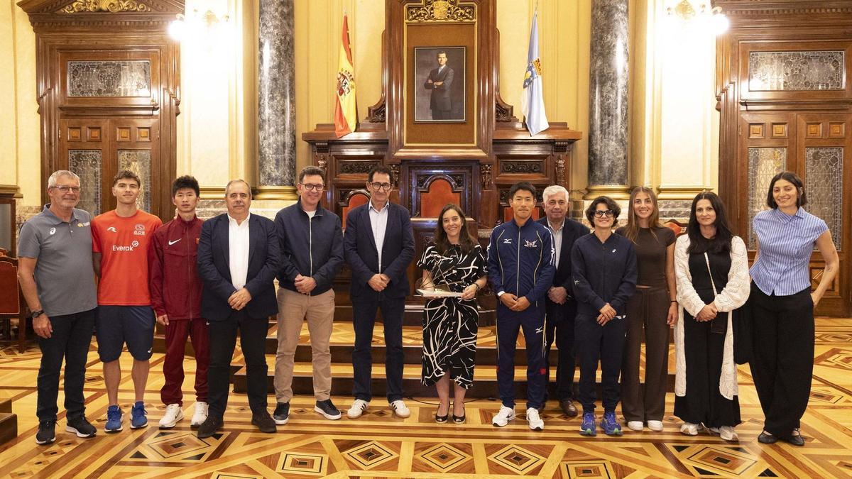 Los asistentes a la presentación del Gran Premio de los Cantones en el Concello de A Coruña.