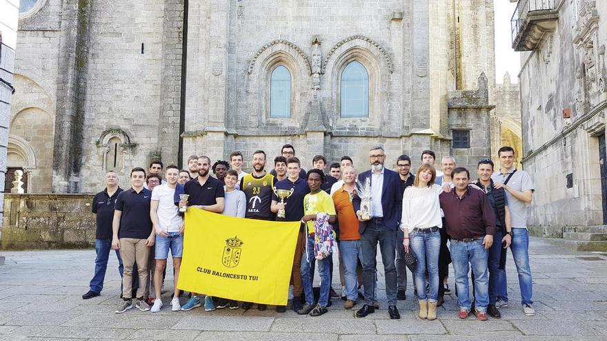 Los equipos del C.B. Tui, con el alcalde (con la camiseta del club), directiva, técnicos y familiares. // E.G.