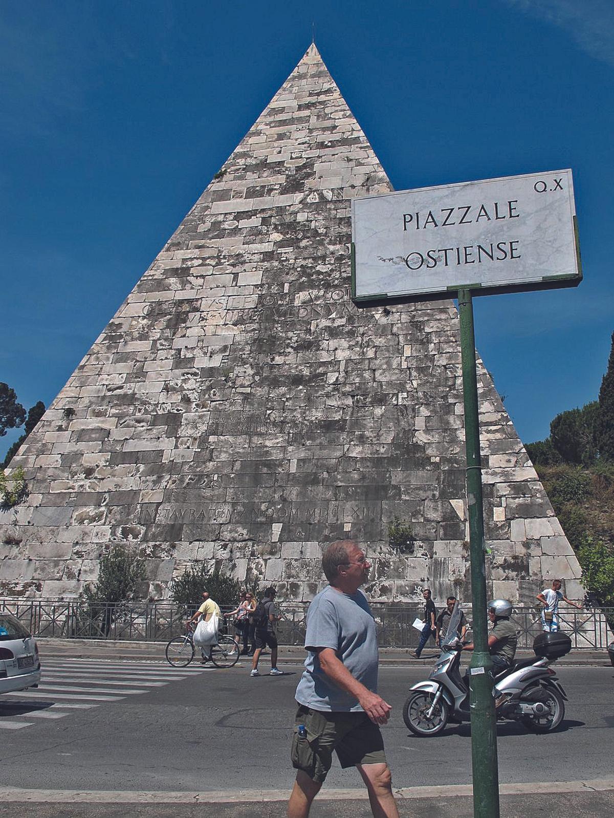 pirámide Cestia, situada en la zona del Monte Testaccio, una colina formada por fragmentos de ánforas de aceite.