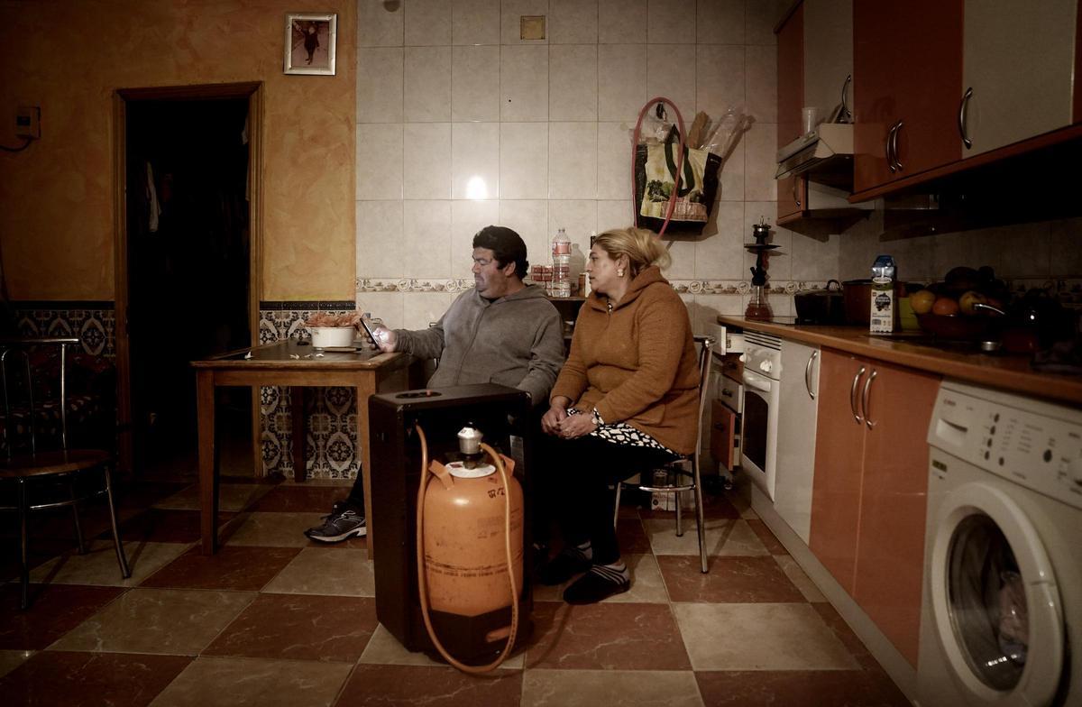 Un matrimonio gitano en su vivienda de la Cañada Real madrileña.