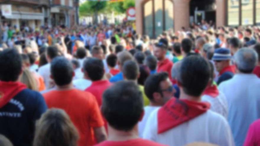 Masificación de gente durante la carrera del Toro en la plaza Juan Carlos I.