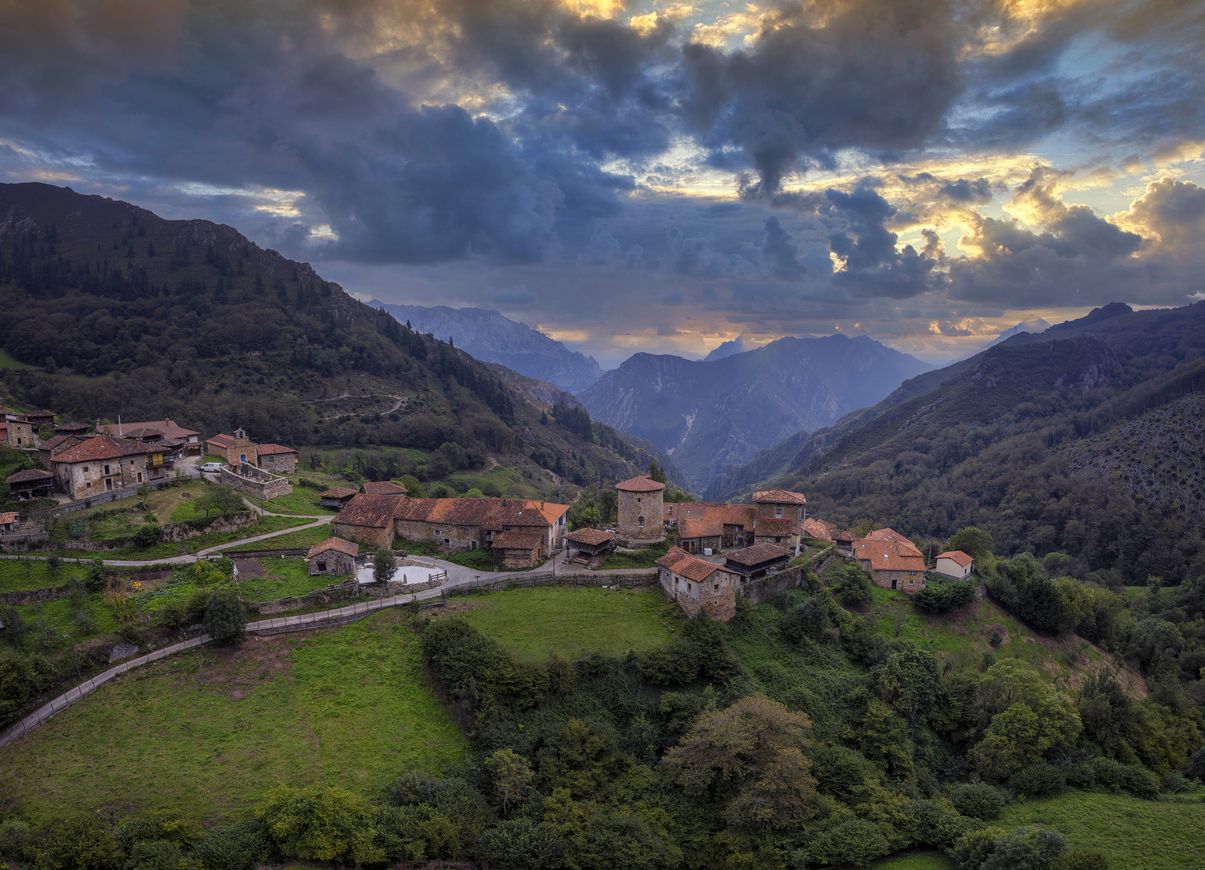 El pueblo de Bandujo entre las montañas asturianas