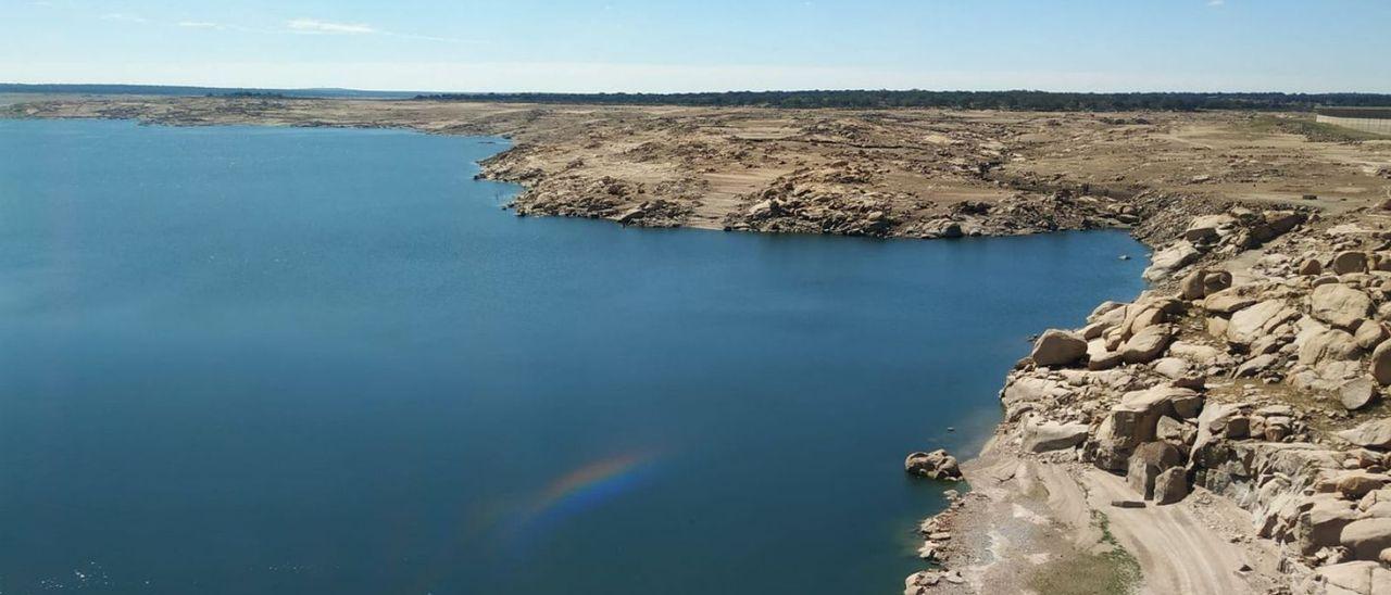 Vista del embalse de Almendra en una imagen tomada ayer. / Lorenzo Ferrero