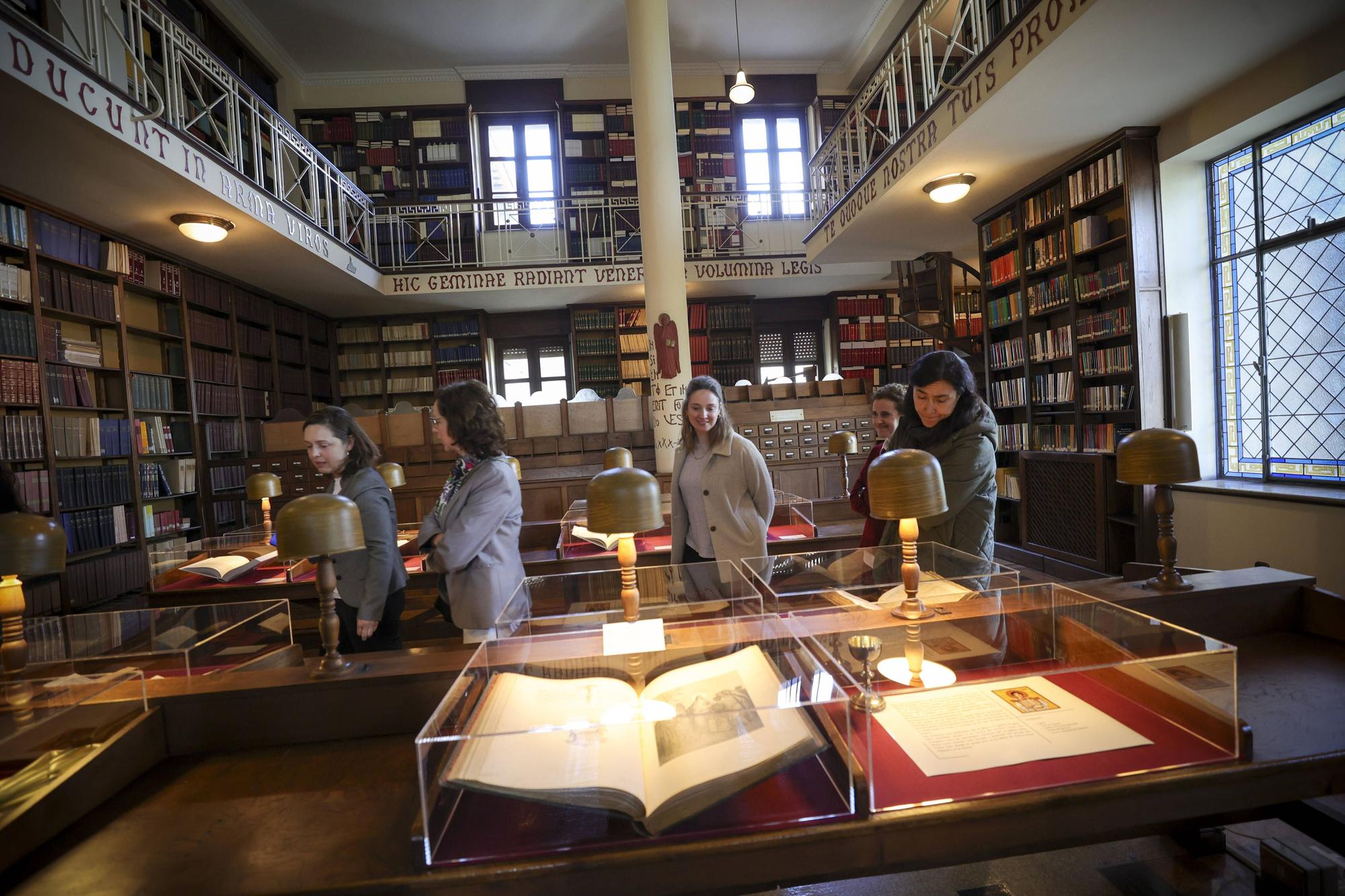 La muestra consta de 17 textos del fondo de su biblioteca relacionadas con otras tantas piezas del Museo de la Iglesia