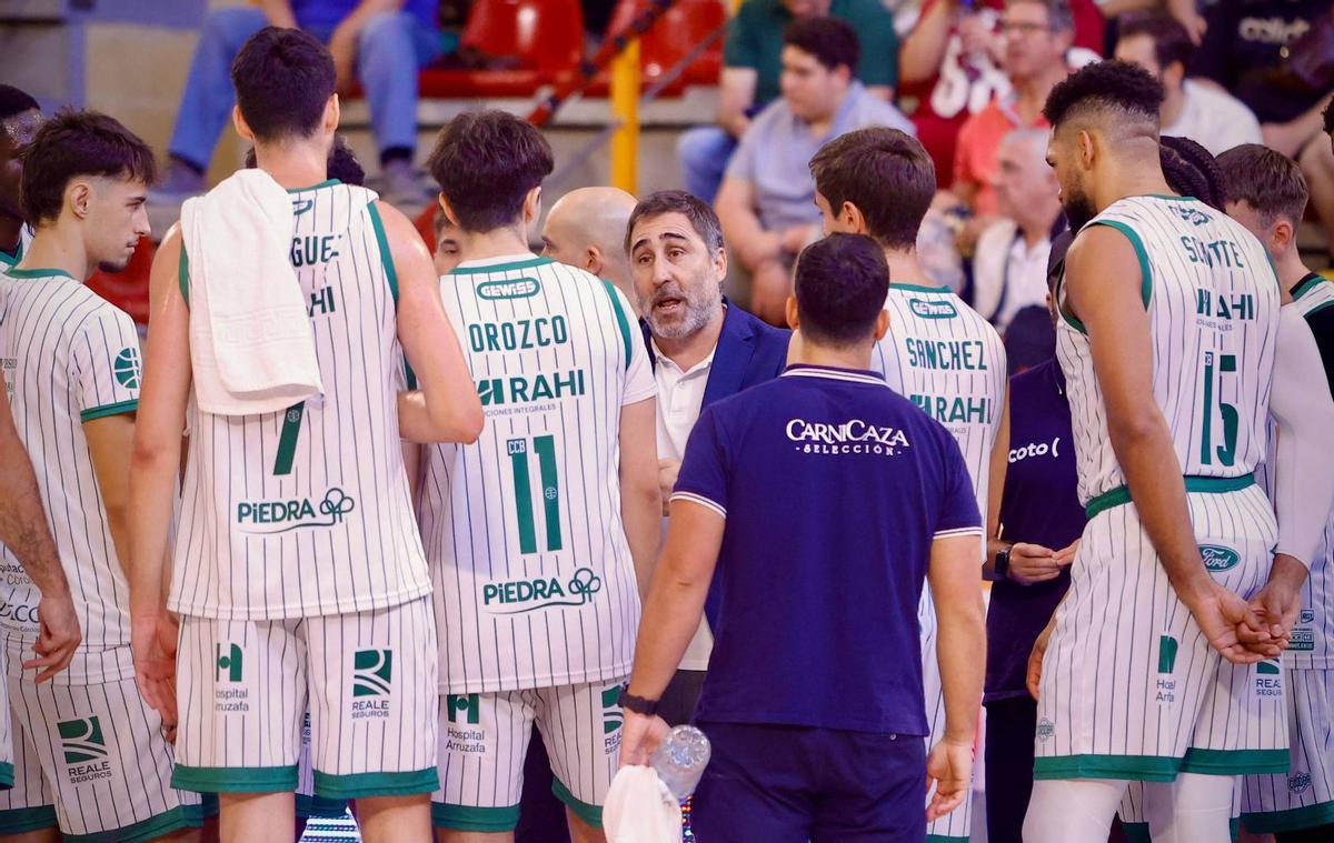 Gonzalo Rodríguez da instrucciones en un tiempo muerto.