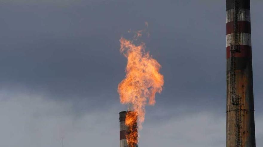 Las chimeneas de las baterías de coque de Avilés.