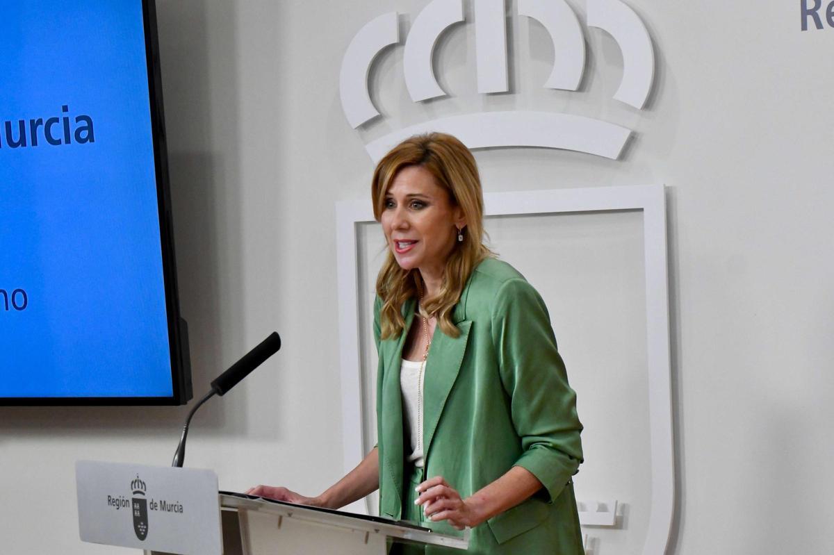 La nueva portavoz del Gobierno regional, Marisa López Aragón, atiende a los medios tras el Consejo de Gobierno.