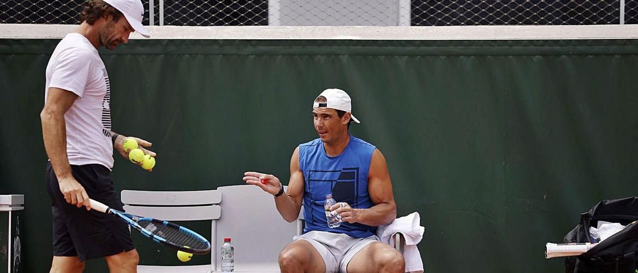 Nadal conversa con Moyá en un descanso del entrenamiento del viernes en Roland Garros.