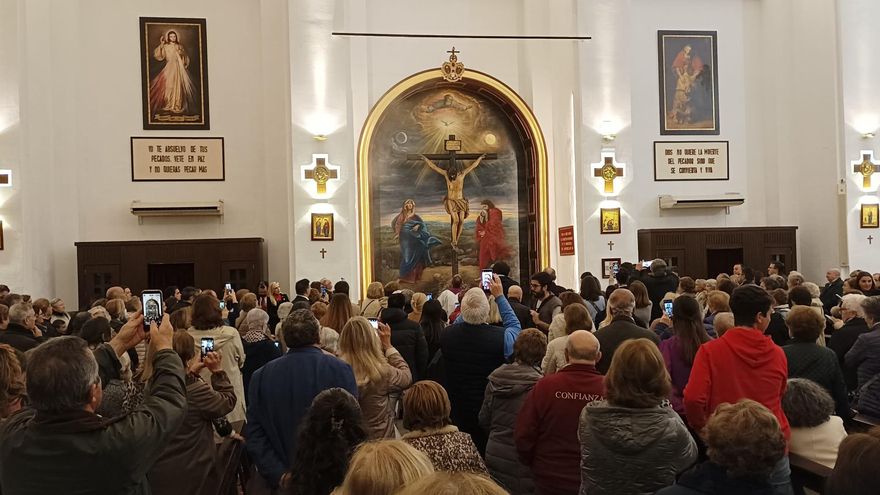 El mural de la capilla del Cristo de la Confianza, obra de Rafael Castejón, al descubierto