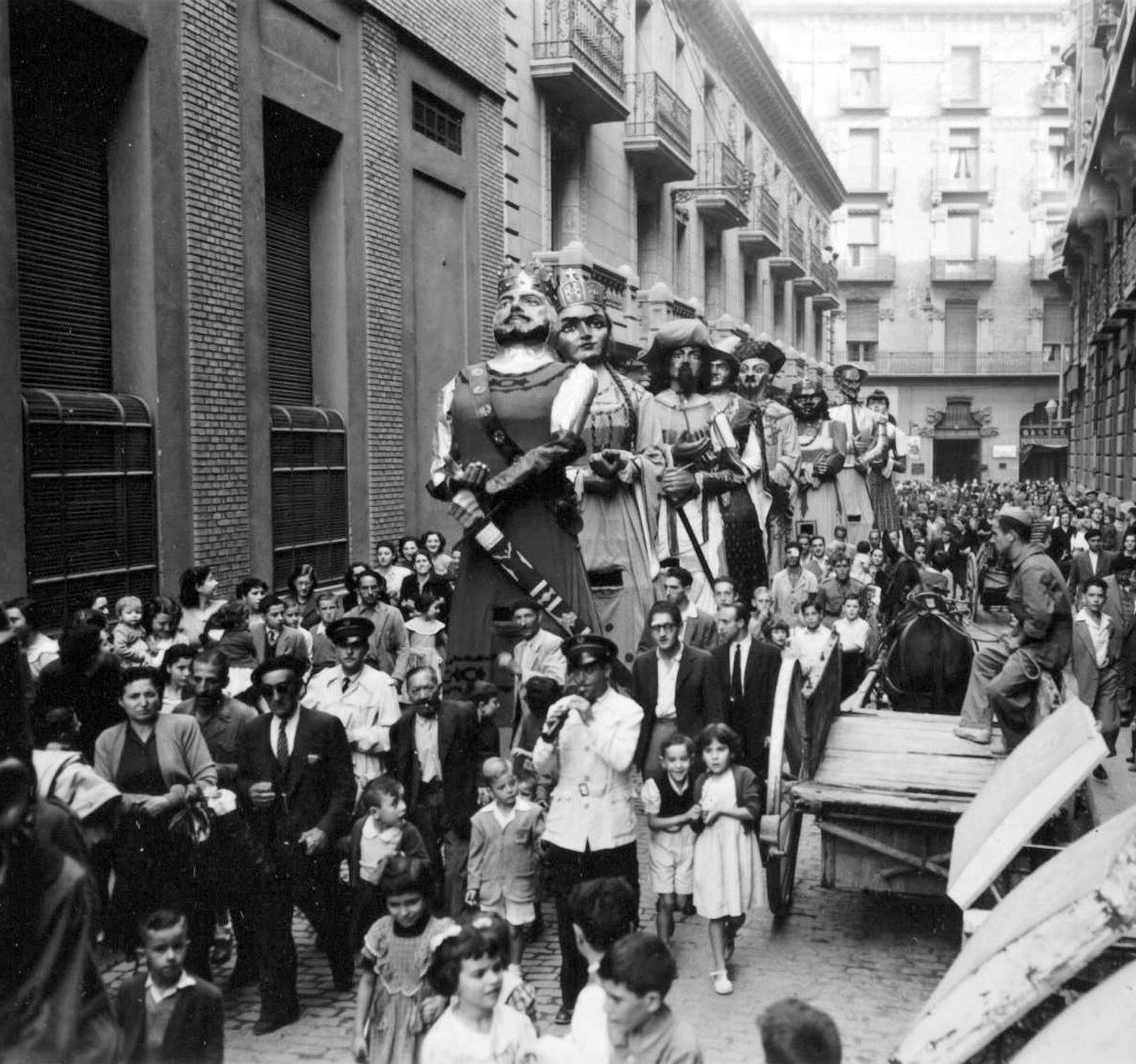 1947. Vista de la calle de San Andrs, con la de San Jorge al fondo, al paso de la comparsa de Gigantes y Cabezudos en 1947.jpg