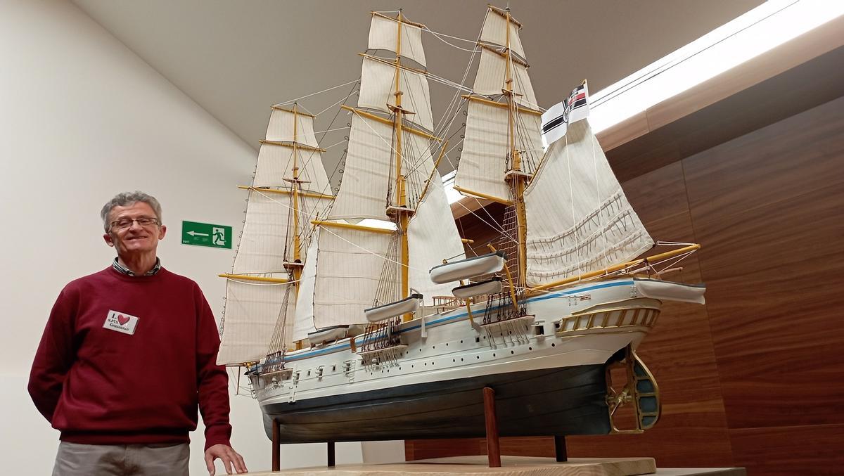 José Gil Florido, con la maqueta de la ‘Gneisenau’, el pasado día 2 en el Museo de Málaga.