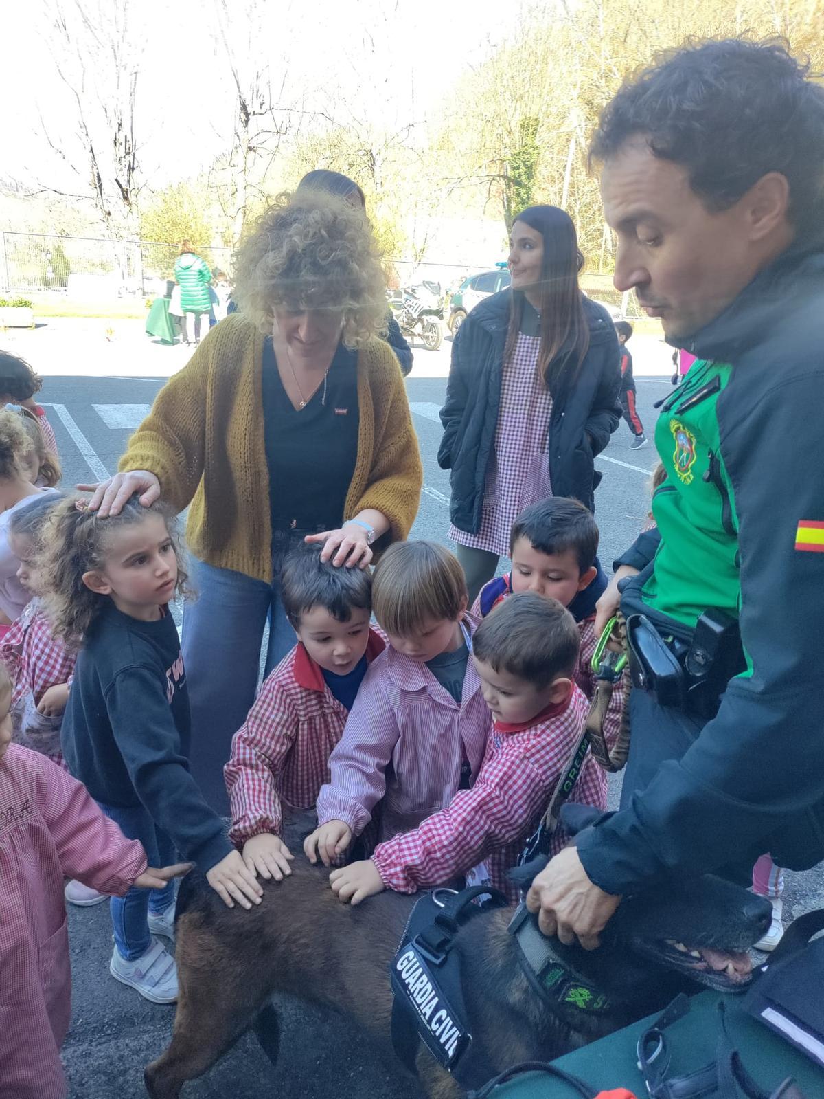 Las secciones de la Guardia Civil en el colegio Reconquista