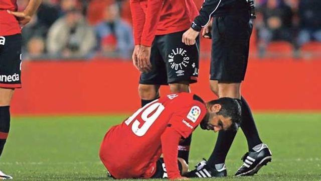 Culio se duele sobre el césped durante el partido ante el Mirandés.