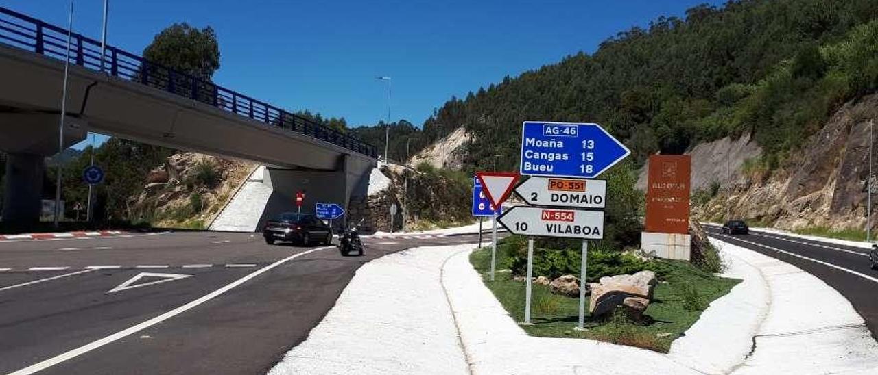 Señales que indican &quot;Moaña&quot; por la autovía y &quot;Domaio&quot; por la carretera general. // G. Núñez