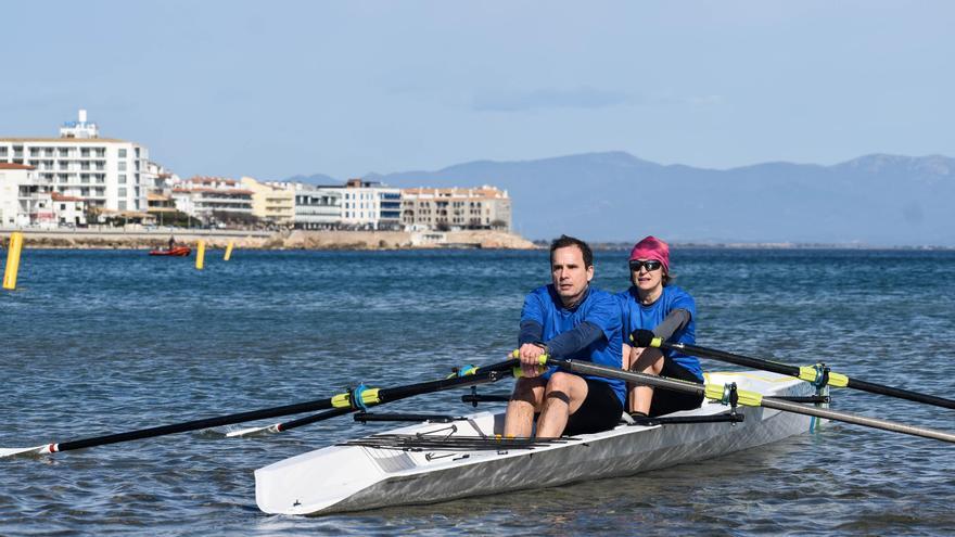 Una trentena de vogadors gaudeixen de la regata de rem de mar L’Escala Coastal Rowing