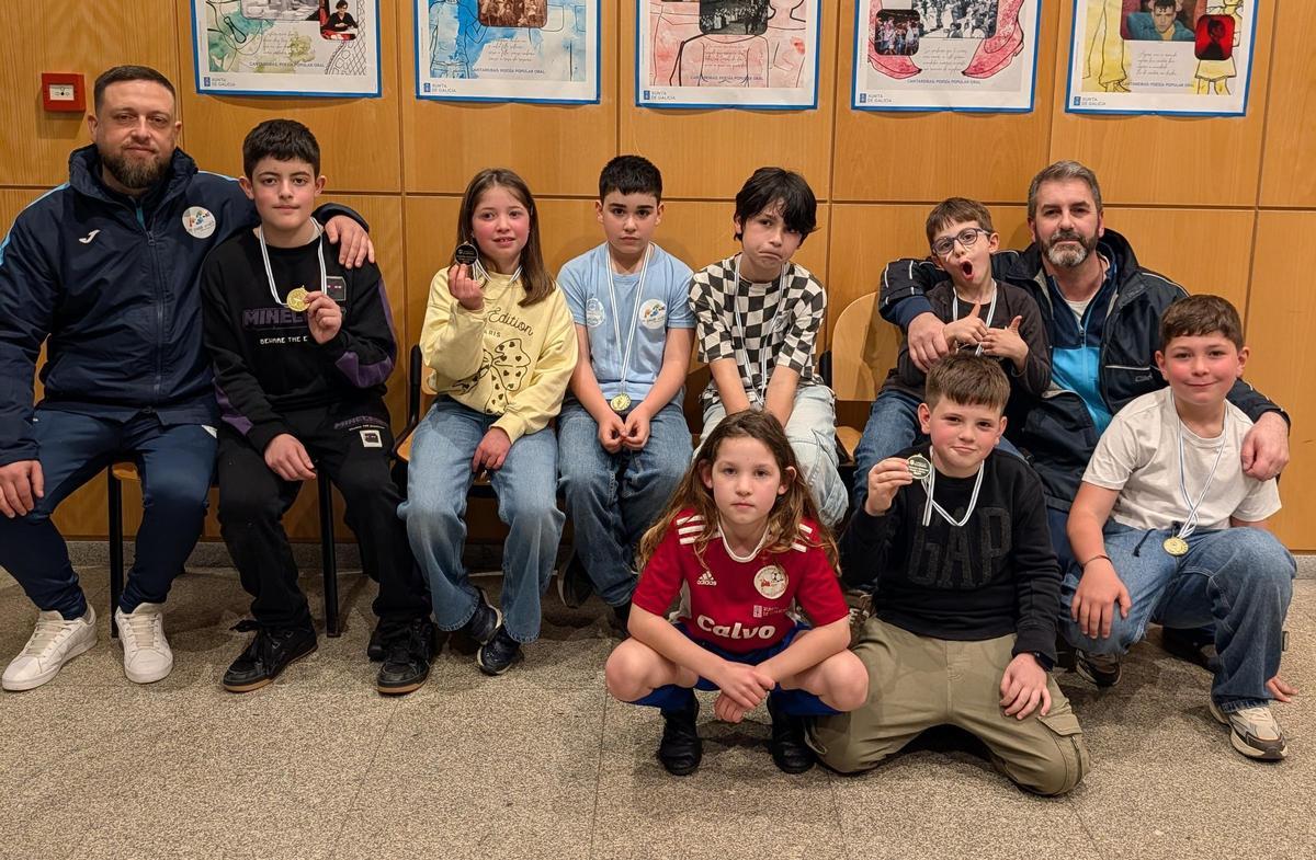 Participantes no torneo de xadrez cos seus monitores Adrián e Valentín.