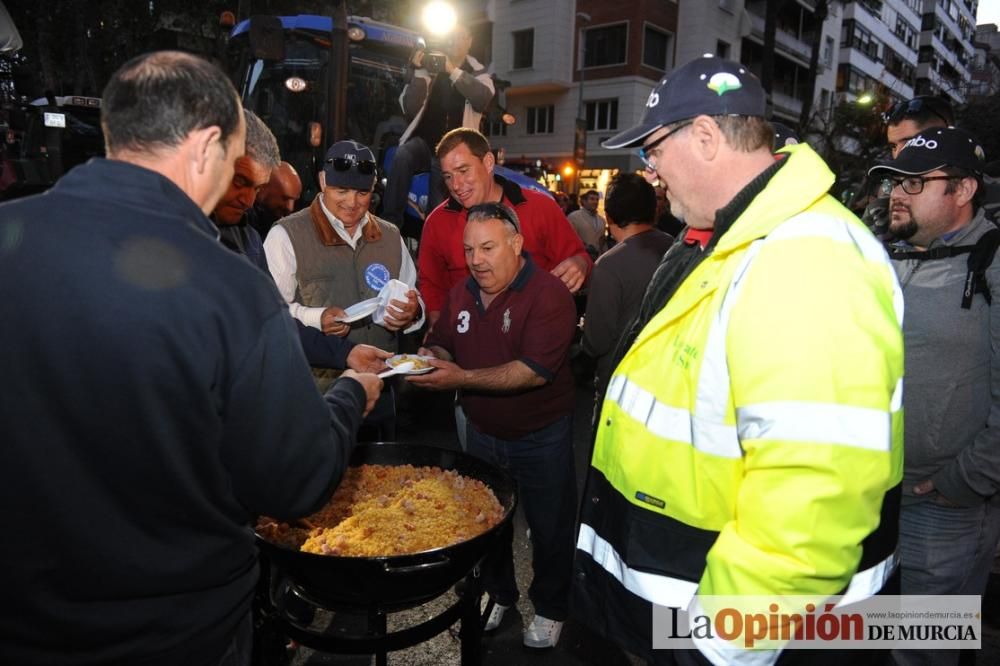 La noche de protesta de los agricultores se pasa con migas